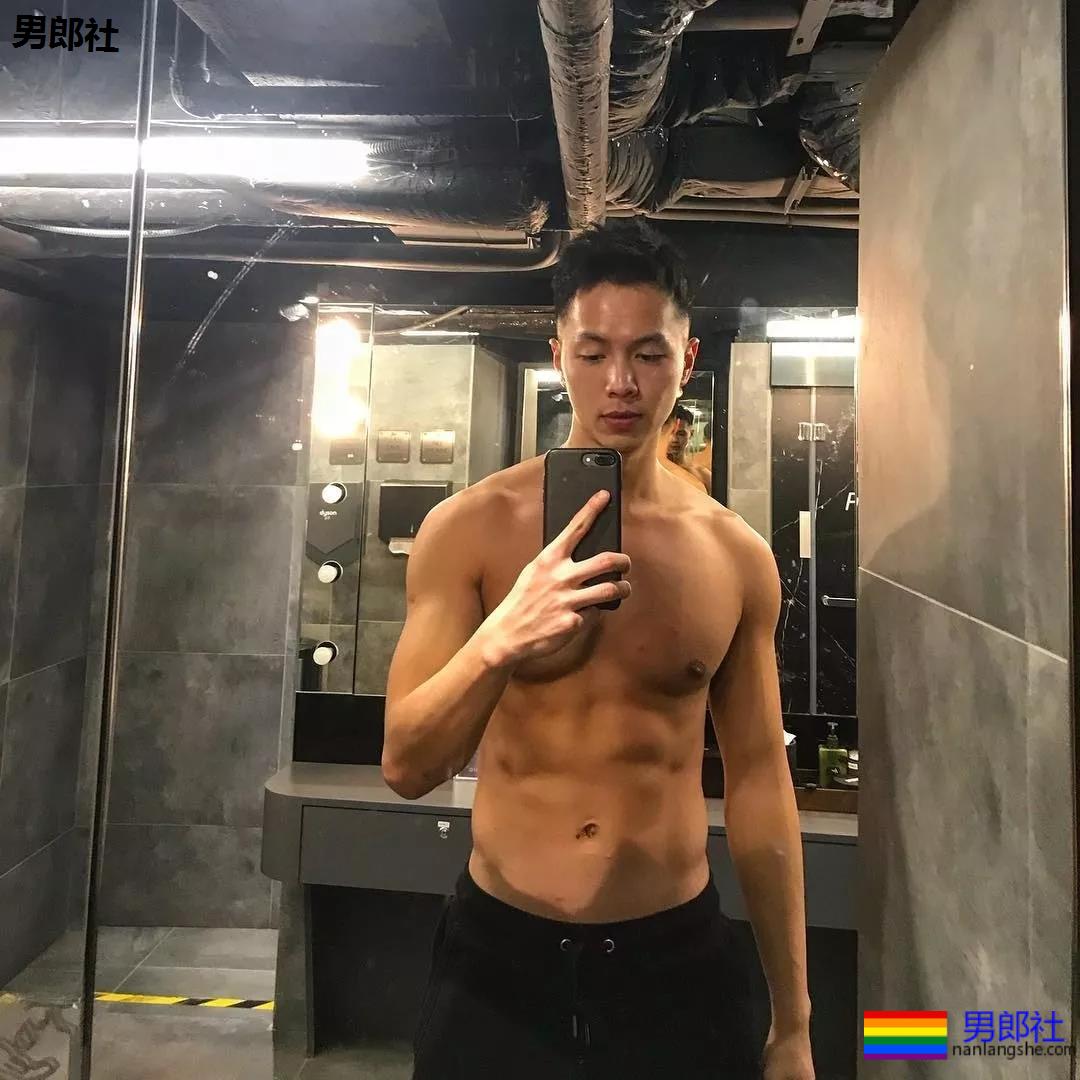 后翘长腿排球体育生，八块腹肌腱子肉，这条件早点下海吧!! - 51虹马