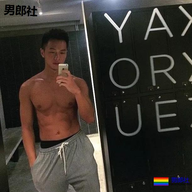 后翘长腿排球体育生，八块腹肌腱子肉，这条件早点下海吧!! - 51虹马