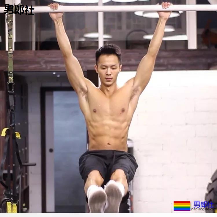 后翘长腿排球体育生，八块腹肌腱子肉，这条件早点下海吧!! - 51虹马