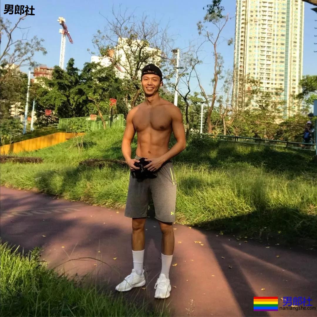 后翘长腿排球体育生，八块腹肌腱子肉，这条件早点下海吧!! - 51虹马