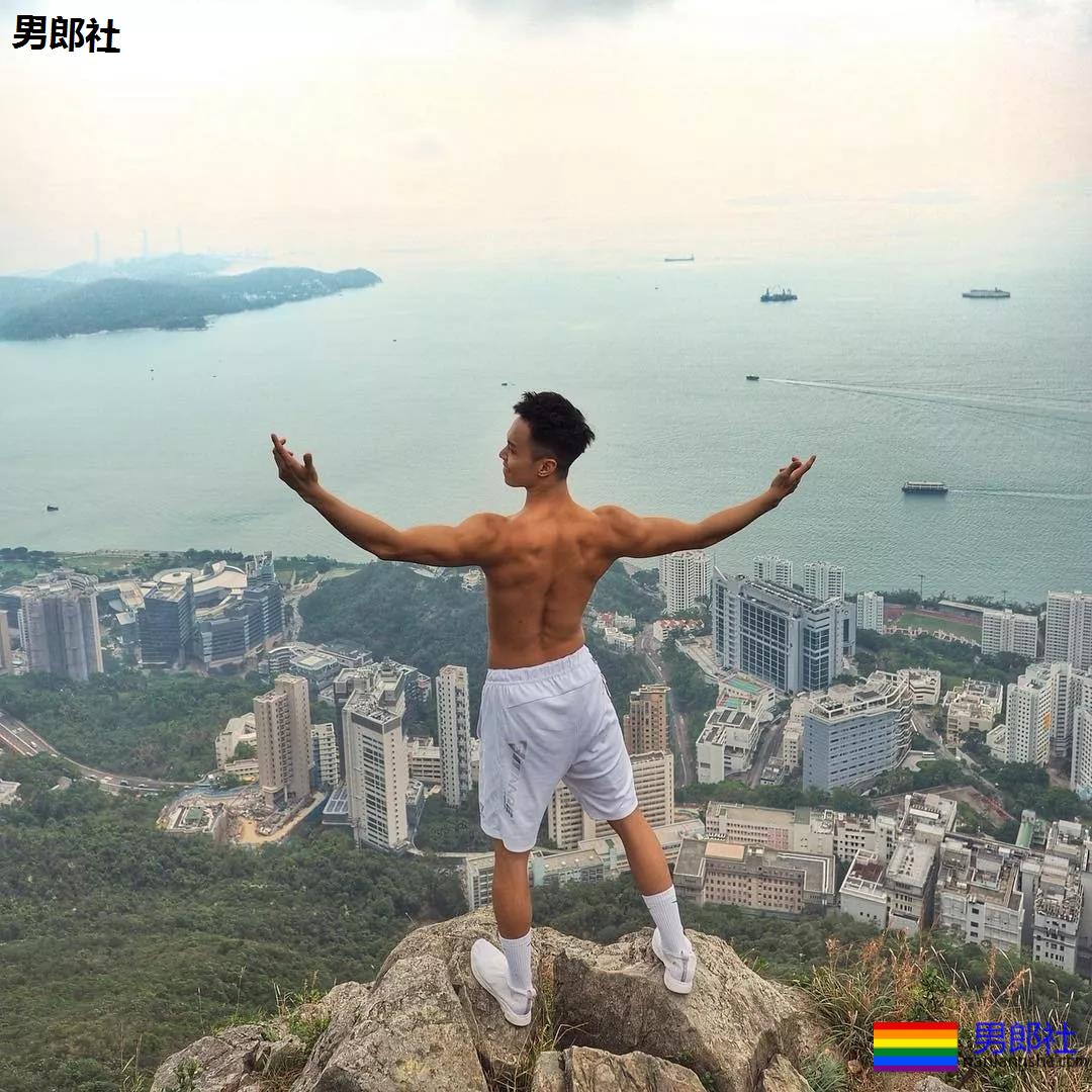 后翘长腿排球体育生，八块腹肌腱子肉，这条件早点下海吧!! - 51虹马