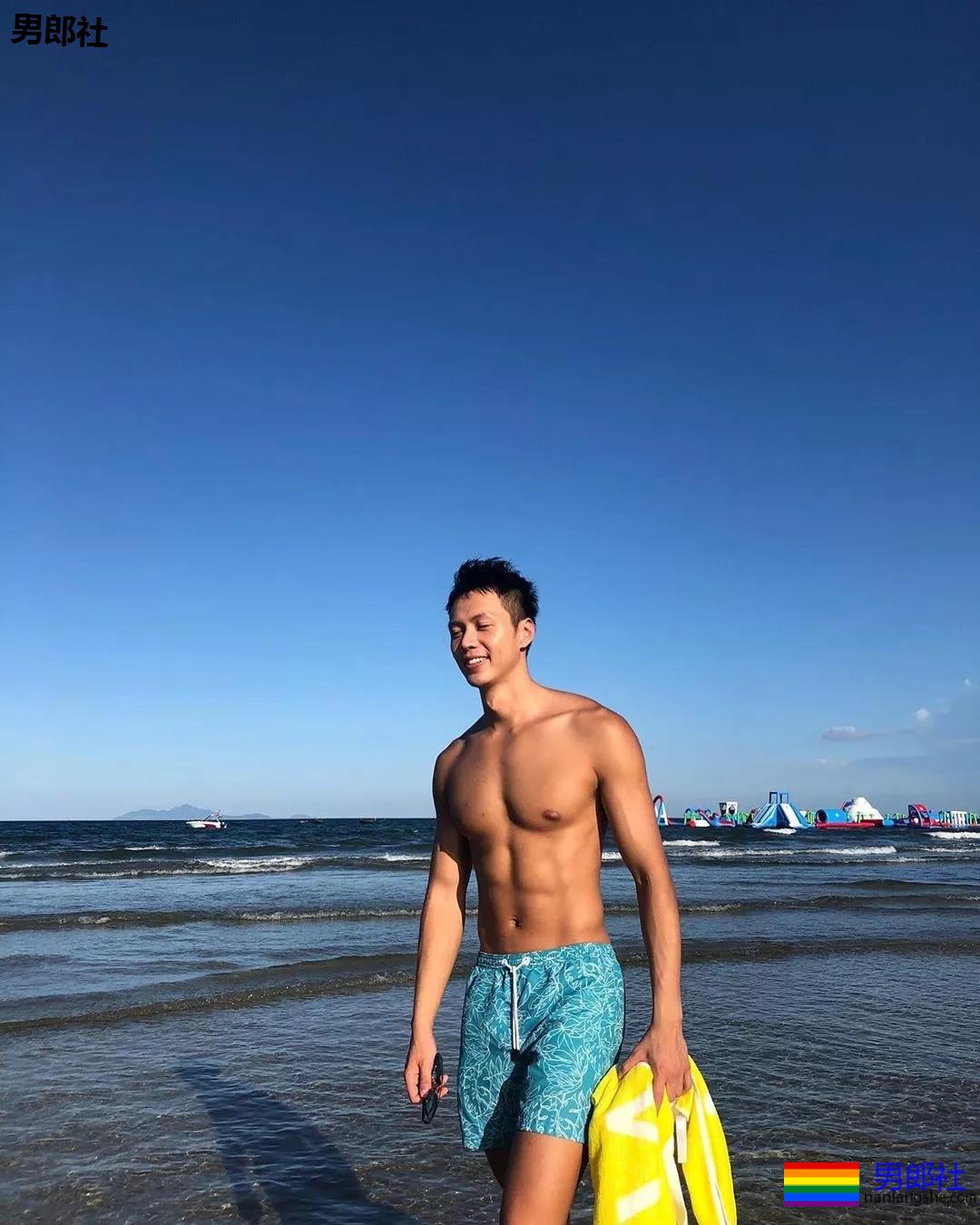 后翘长腿排球体育生，八块腹肌腱子肉，这条件早点下海吧!! - 51虹马