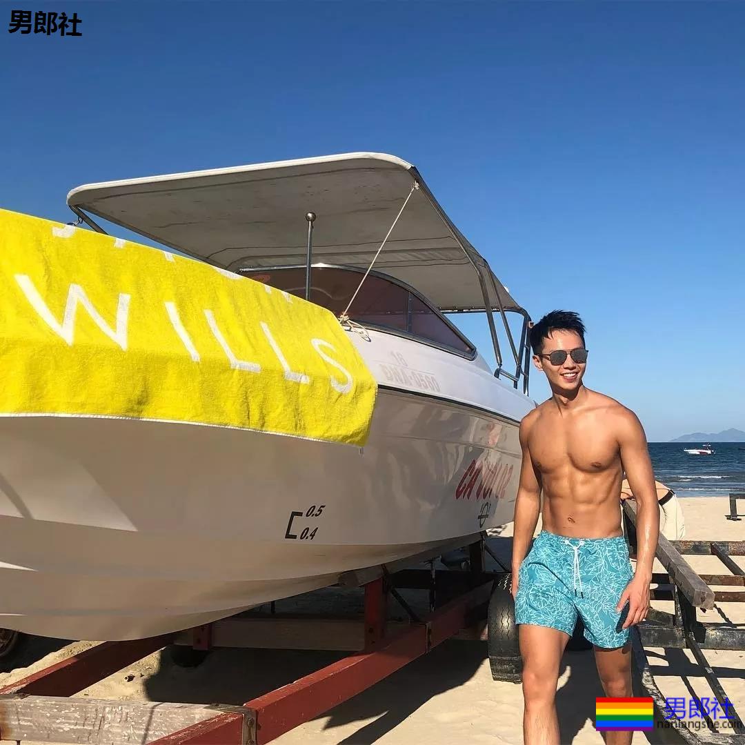 后翘长腿排球体育生，八块腹肌腱子肉，这条件早点下海吧!! - 51虹马