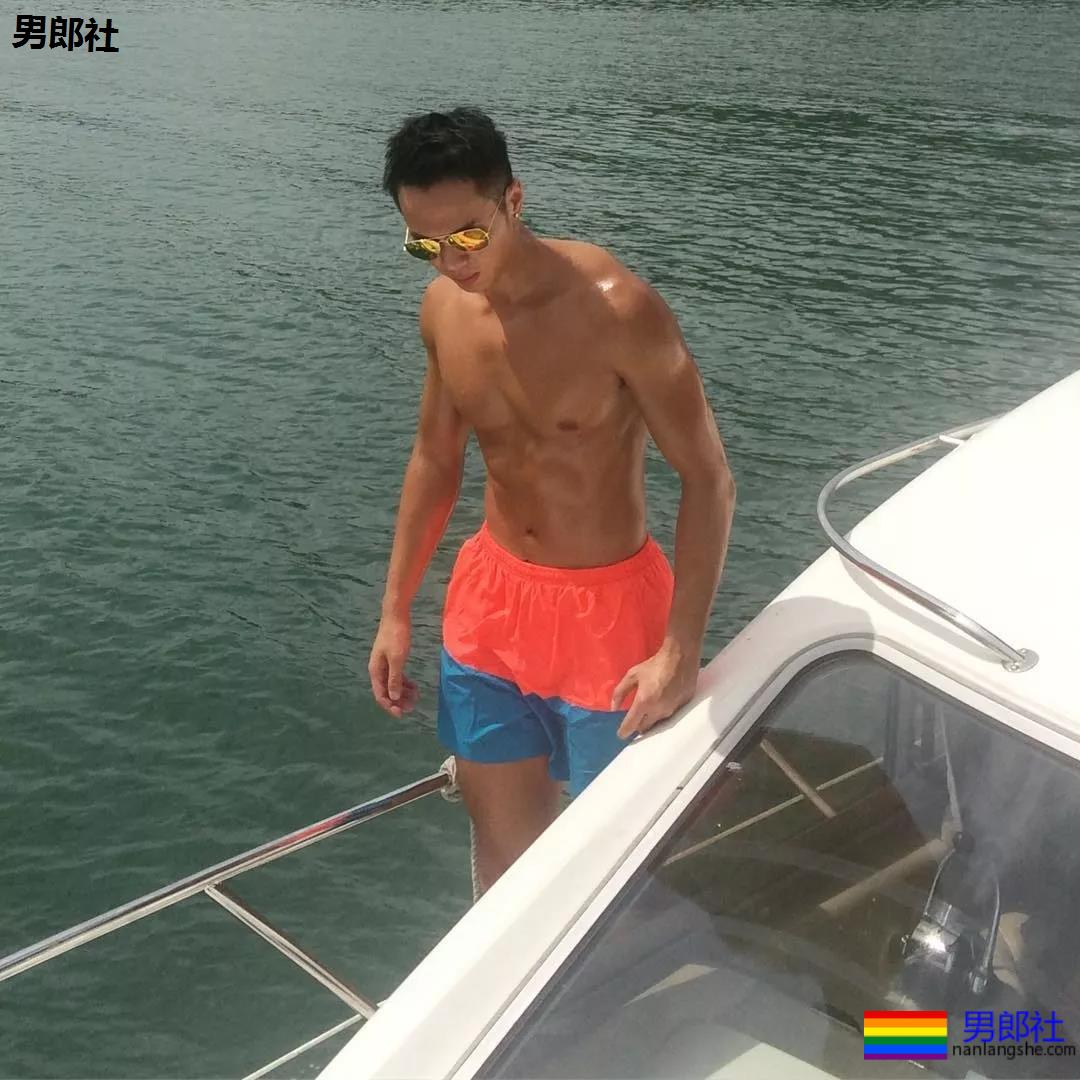 后翘长腿排球体育生，八块腹肌腱子肉，这条件早点下海吧!! - 51虹马