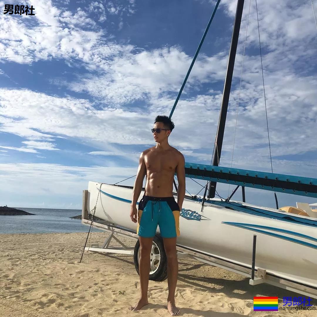 后翘长腿排球体育生，八块腹肌腱子肉，这条件早点下海吧!! - 51虹马