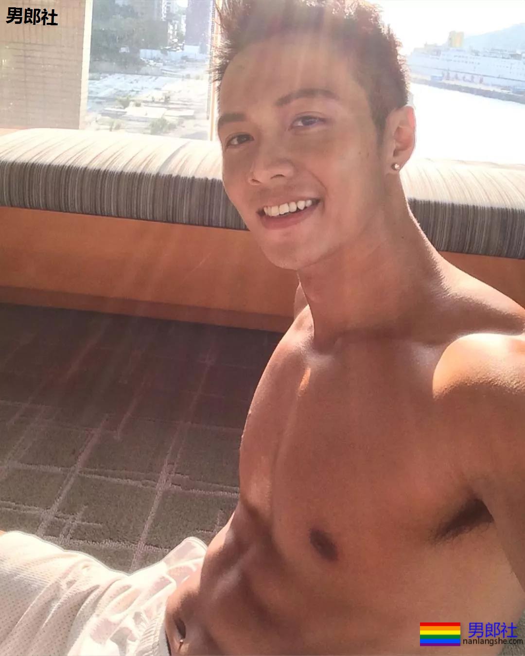 后翘长腿排球体育生，八块腹肌腱子肉，这条件早点下海吧!! - 51虹马