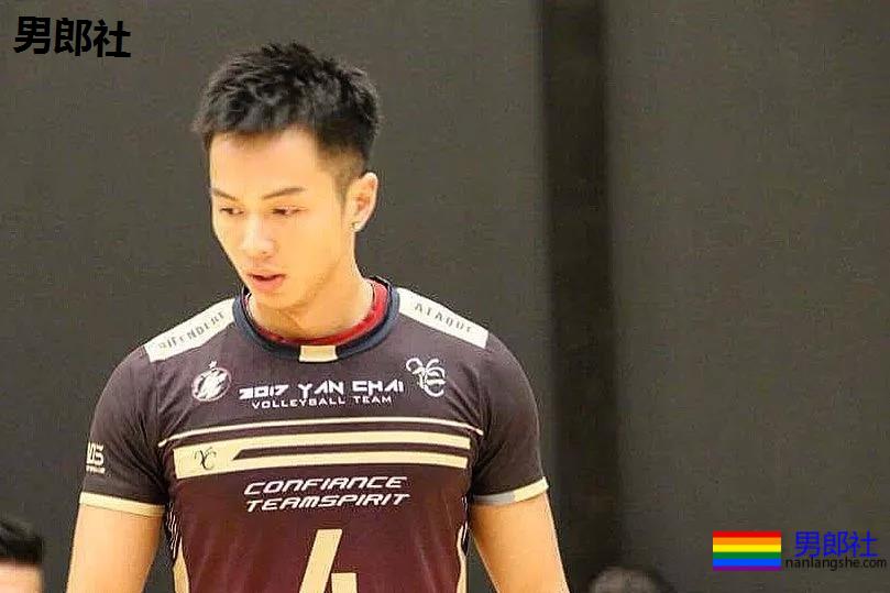 后翘长腿排球体育生，八块腹肌腱子肉，这条件早点下海吧!! - 51虹马