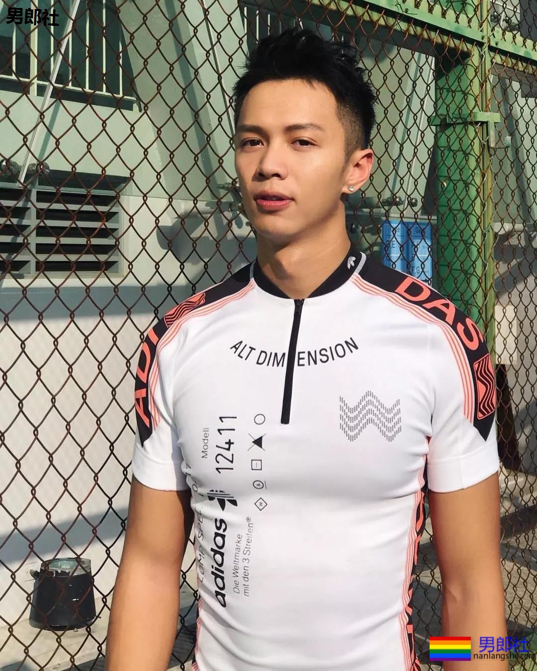 后翘长腿排球体育生，八块腹肌腱子肉，这条件早点下海吧!! - 51虹马