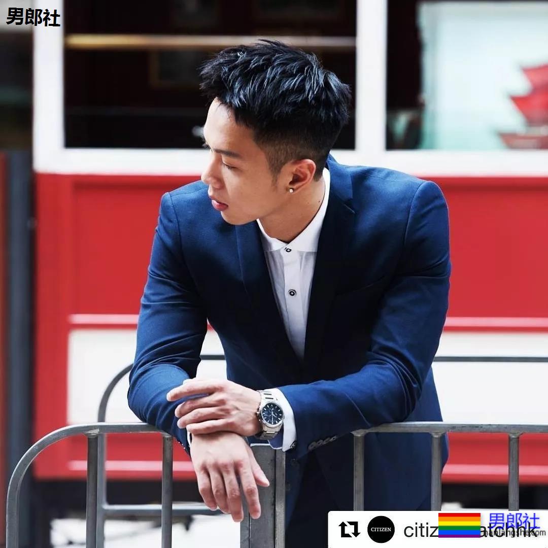 后翘长腿排球体育生，八块腹肌腱子肉，这条件早点下海吧!! - 51虹马