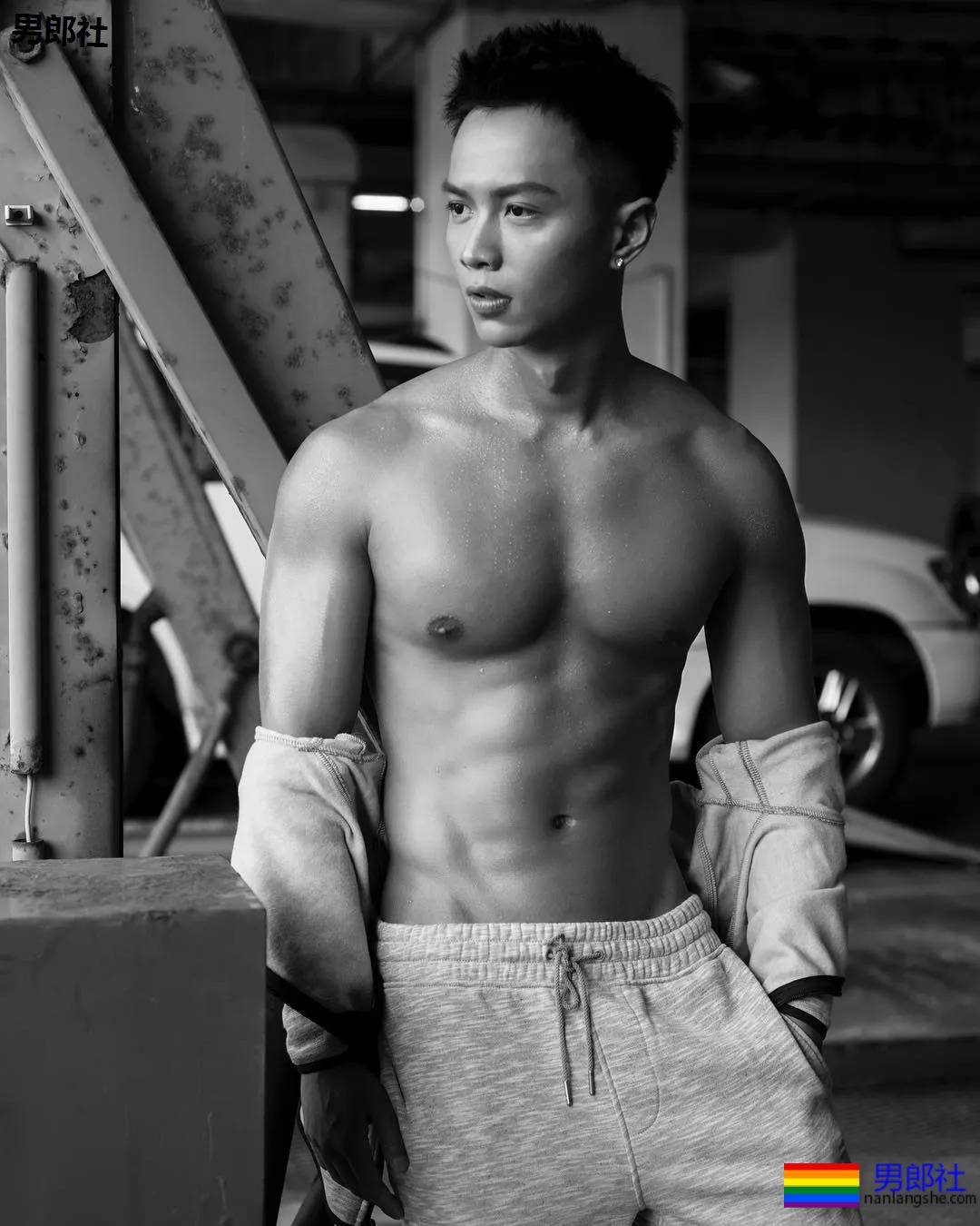 后翘长腿排球体育生，八块腹肌腱子肉，这条件早点下海吧!! - 51虹马