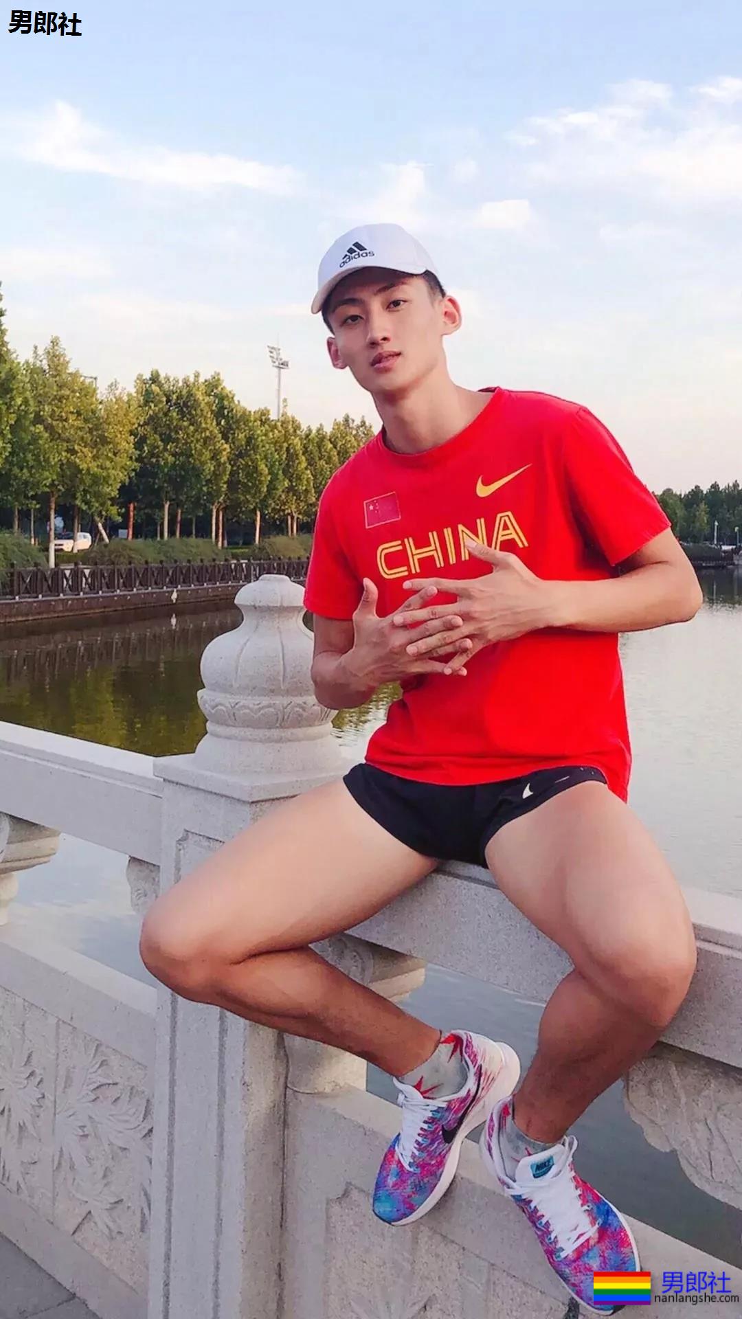 把这个长腿体育生送给你当圣诞礼物，要不要？ - 51虹马