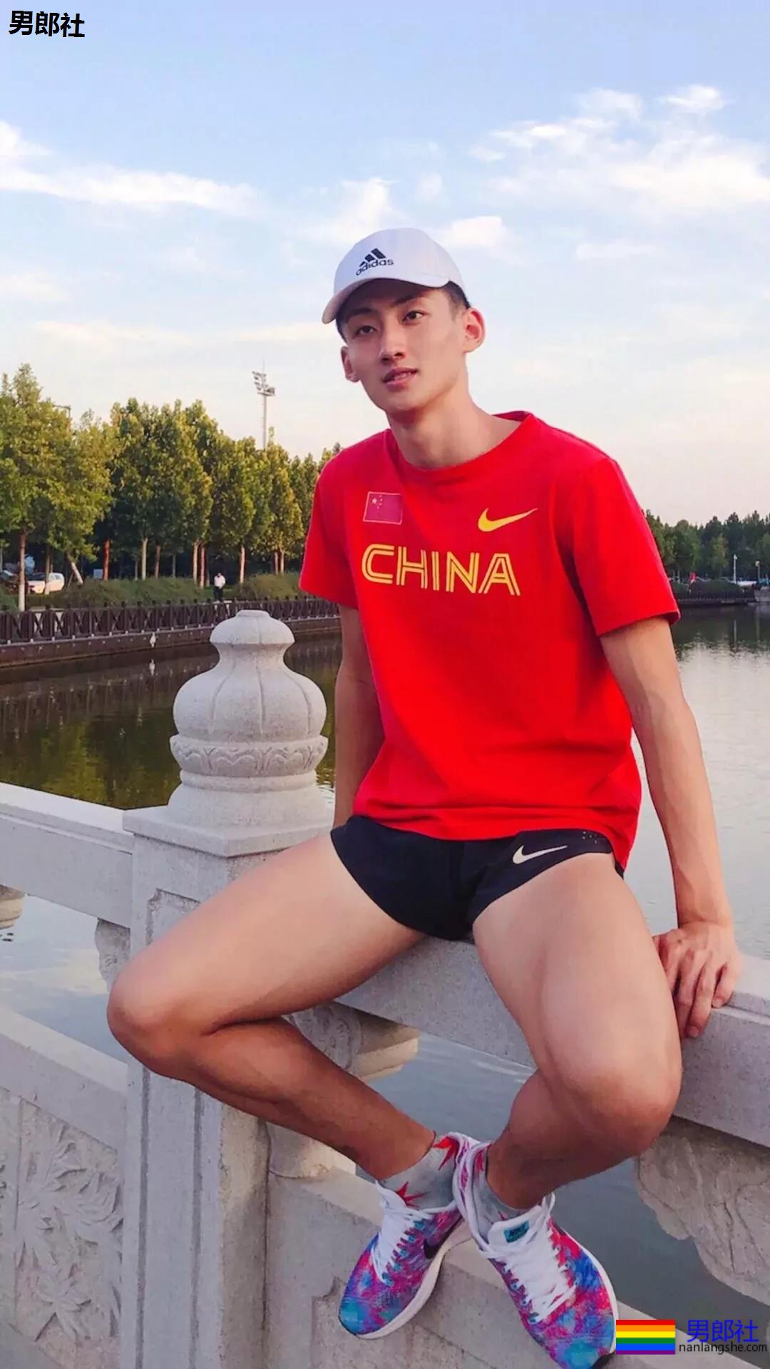 把这个长腿体育生送给你当圣诞礼物，要不要？ - 51虹马