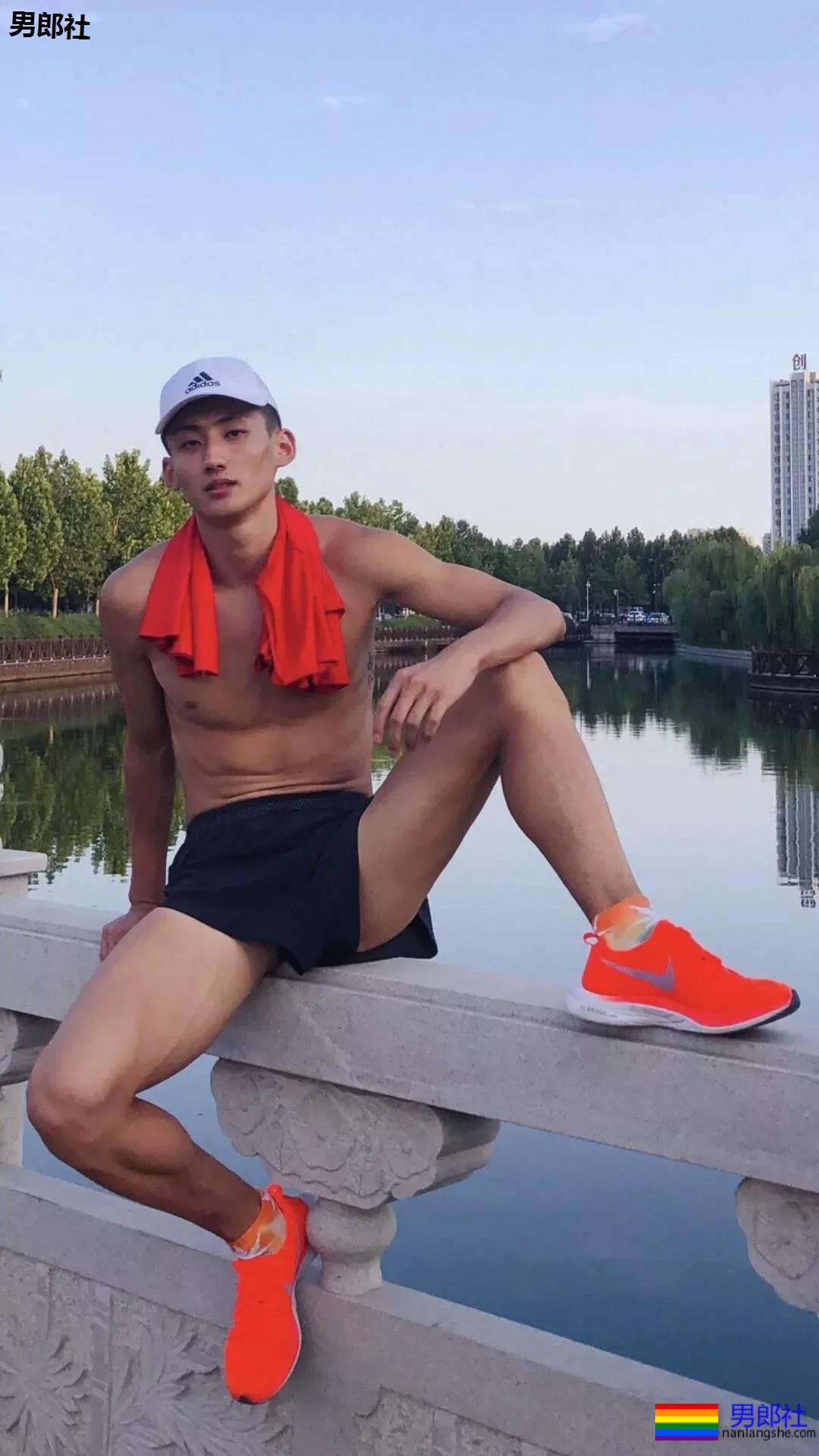 把这个长腿体育生送给你当圣诞礼物，要不要？ - 51虹马