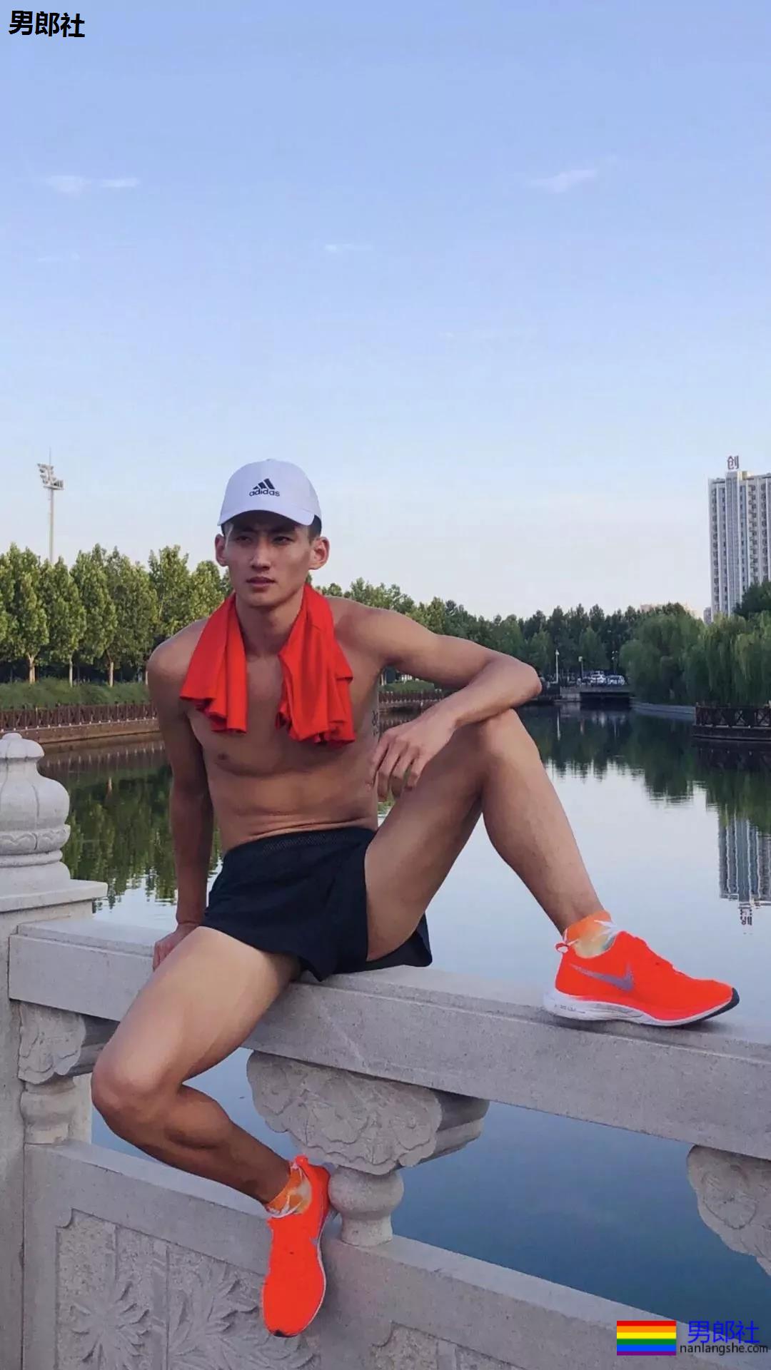 把这个长腿体育生送给你当圣诞礼物，要不要？ - 51虹马