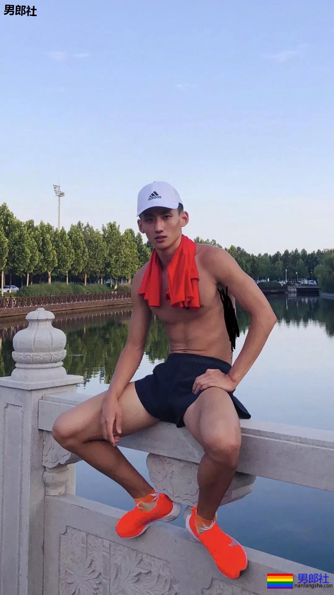 把这个长腿体育生送给你当圣诞礼物，要不要？ - 51虹马