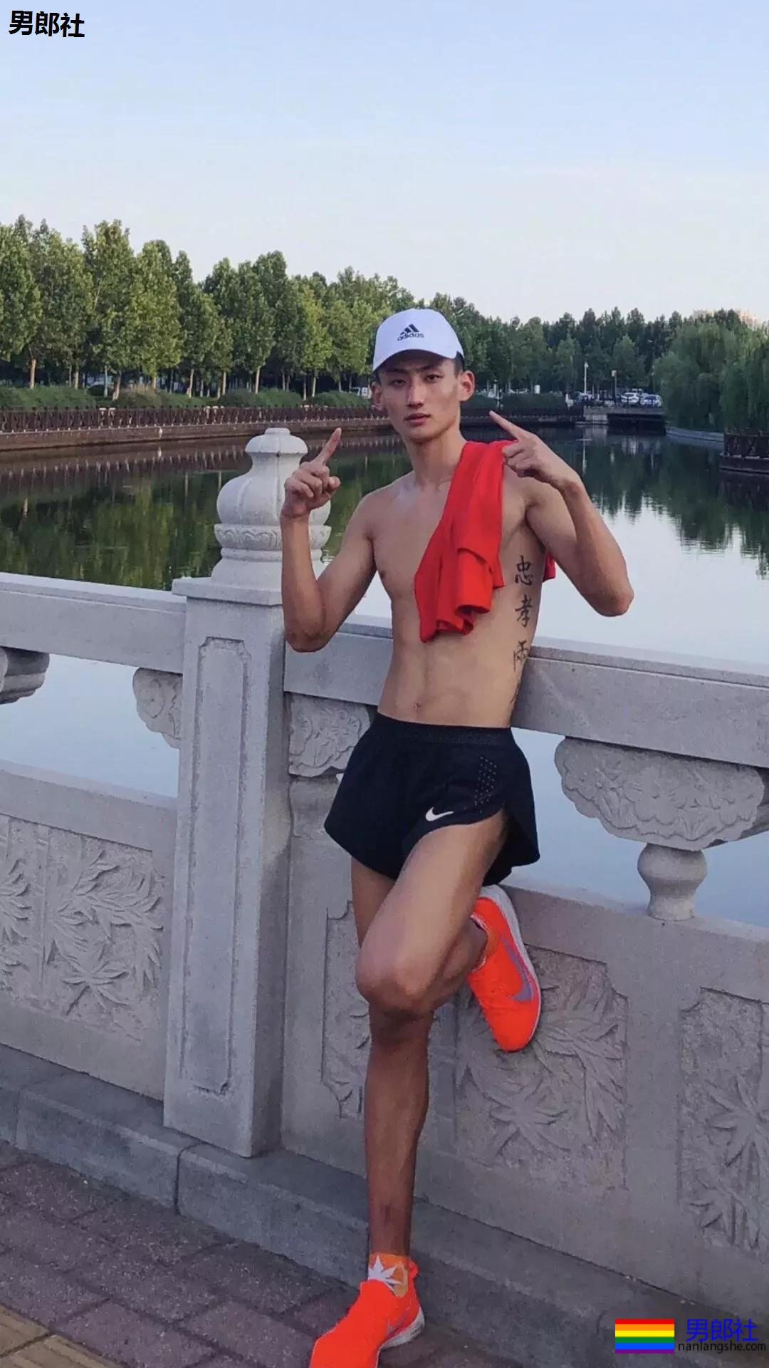 把这个长腿体育生送给你当圣诞礼物，要不要？ - 51虹马