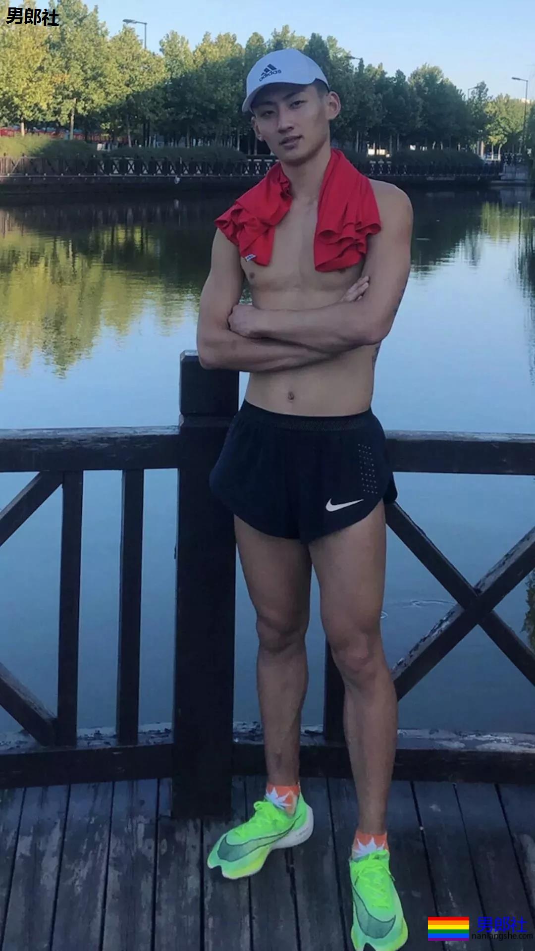 把这个长腿体育生送给你当圣诞礼物，要不要？ - 51虹马