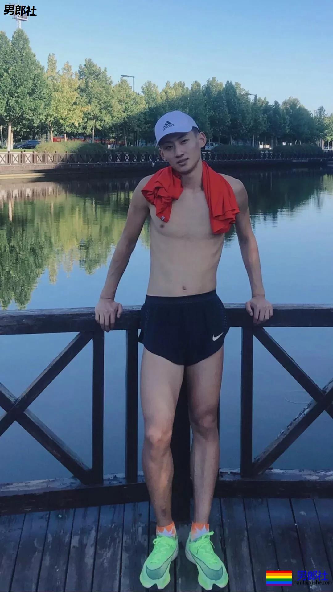 把这个长腿体育生送给你当圣诞礼物，要不要？ - 51虹马