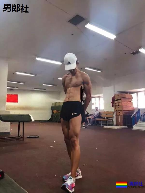 把这个长腿体育生送给你当圣诞礼物，要不要？ - 51虹马