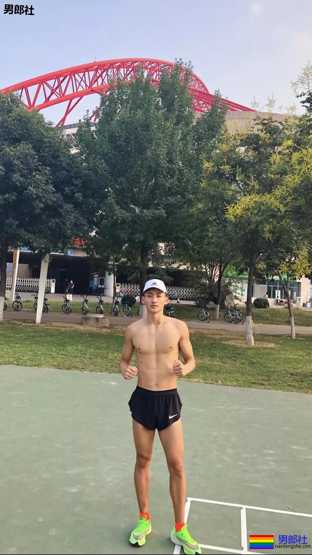 把这个长腿体育生送给你当圣诞礼物，要不要？ - 51虹马