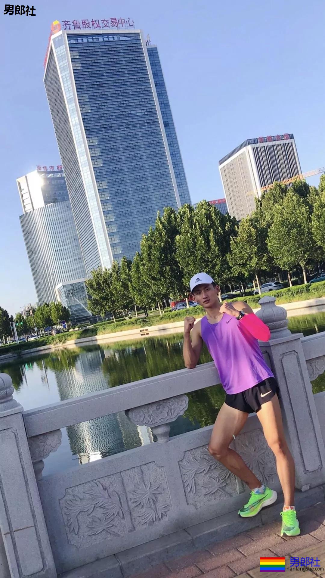 把这个长腿体育生送给你当圣诞礼物，要不要？ - 51虹马