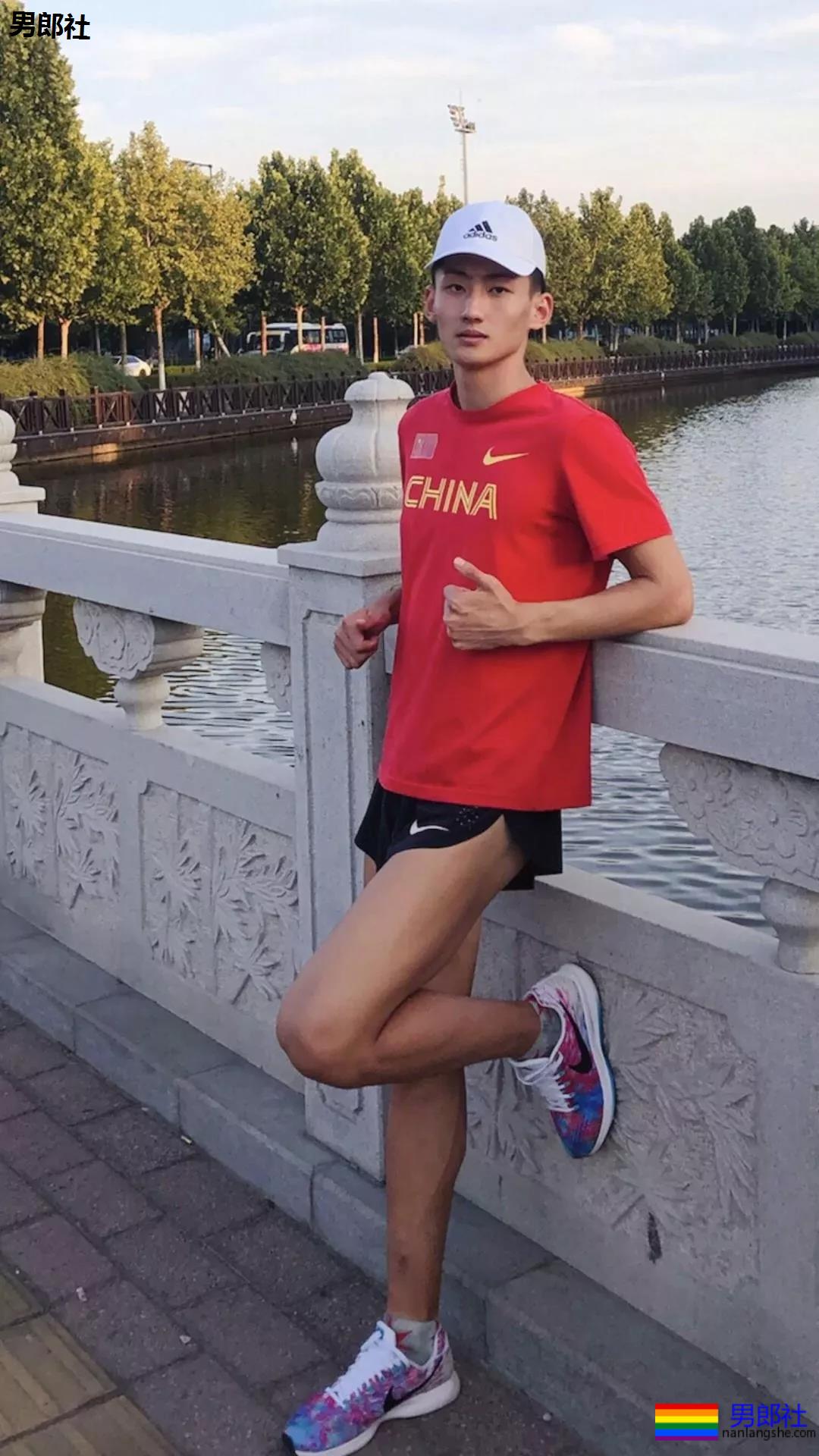 把这个长腿体育生送给你当圣诞礼物，要不要？ - 51虹马