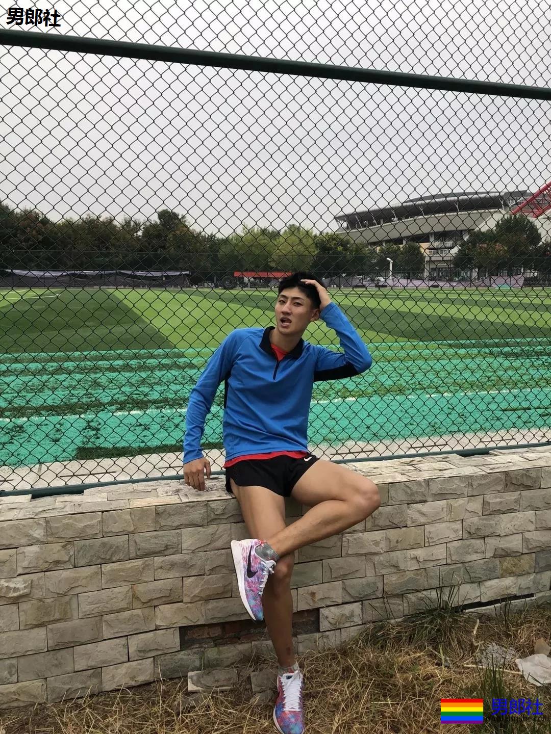 把这个长腿体育生送给你当圣诞礼物，要不要？ - 51虹马