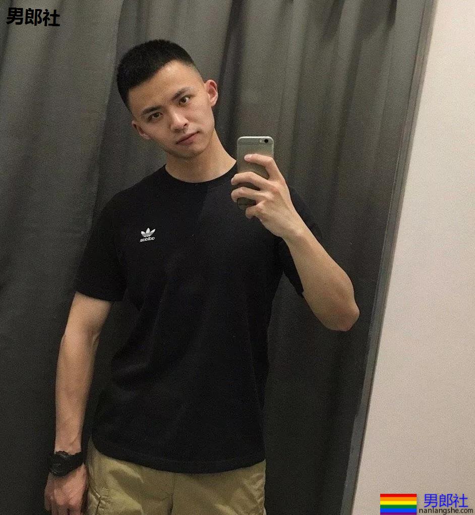 00后肌肉小狼狗在线吸睛，身材尺寸都可以！-51虹马