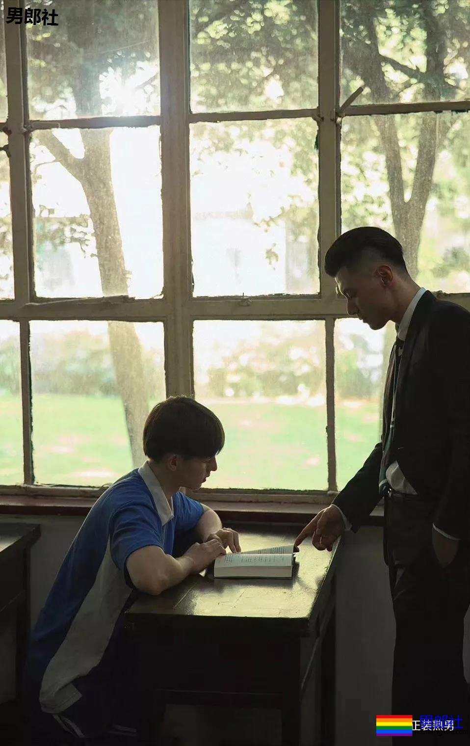 正装西裤老师居然这样，把西装脱掉河边戏水！-51虹马