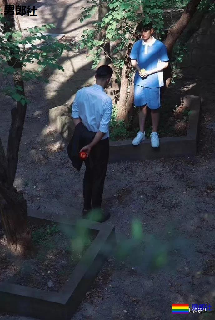 正装西裤老师居然这样,把西装脱掉河边戏水! - 51虹马 正装西裤老师居然这样,把西装脱掉河边戏水! - 51虹马