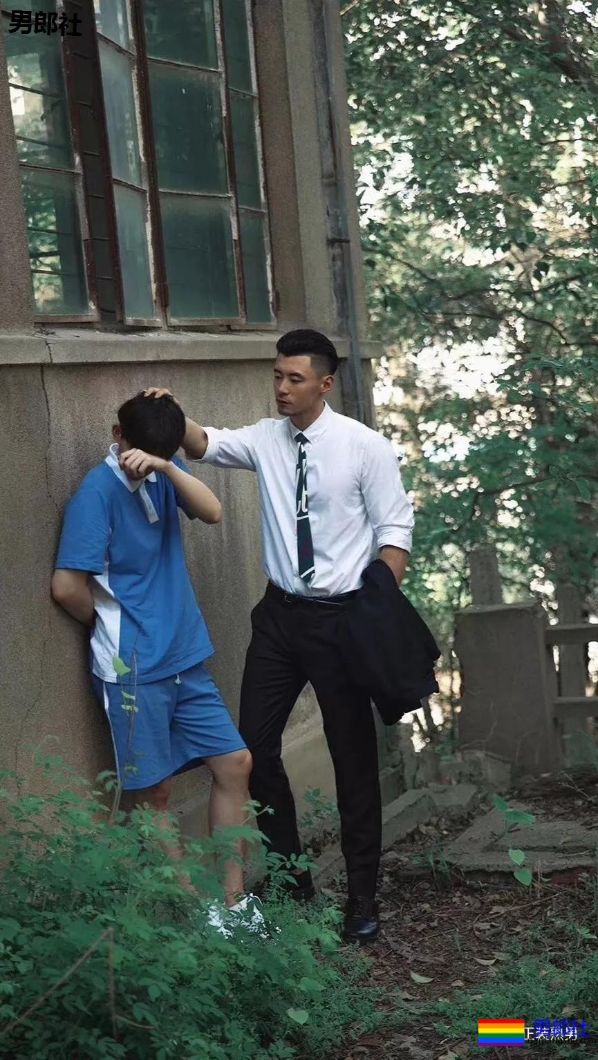 正装西裤老师居然这样,把西装脱掉河边戏水! - 51虹马 正装西裤老师居然这样,把西装脱掉河边戏水! - 51虹马