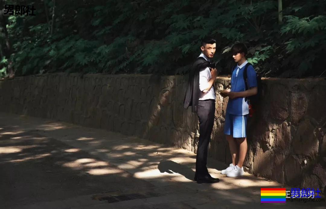 正装西裤老师居然这样,把西装脱掉河边戏水! - 51虹马 正装西裤老师居然这样,把西装脱掉河边戏水! - 51虹马