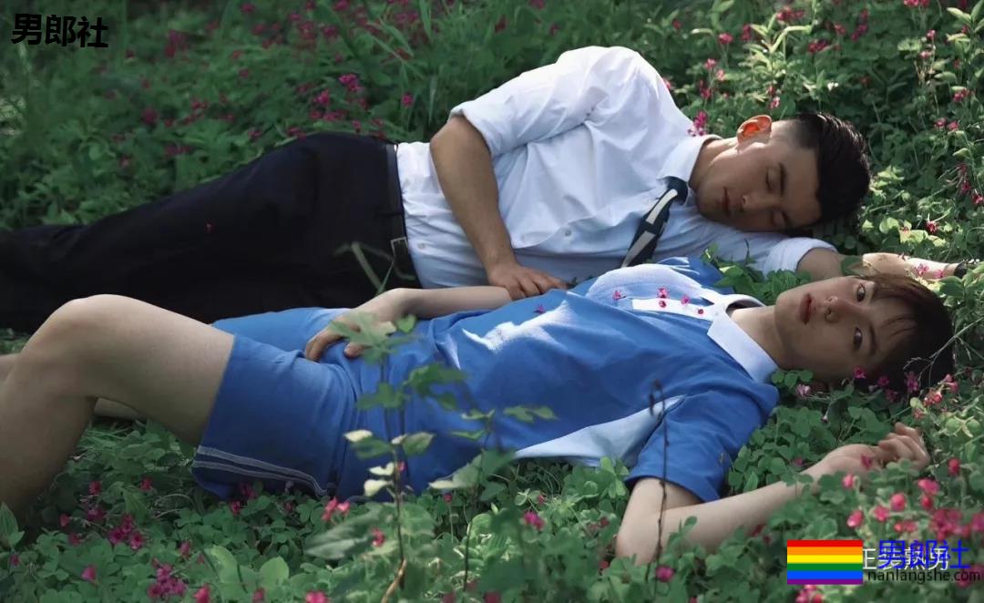 正装西裤老师居然这样,把西装脱掉河边戏水! - 51虹马 正装西裤老师居然这样,把西装脱掉河边戏水! - 51虹马