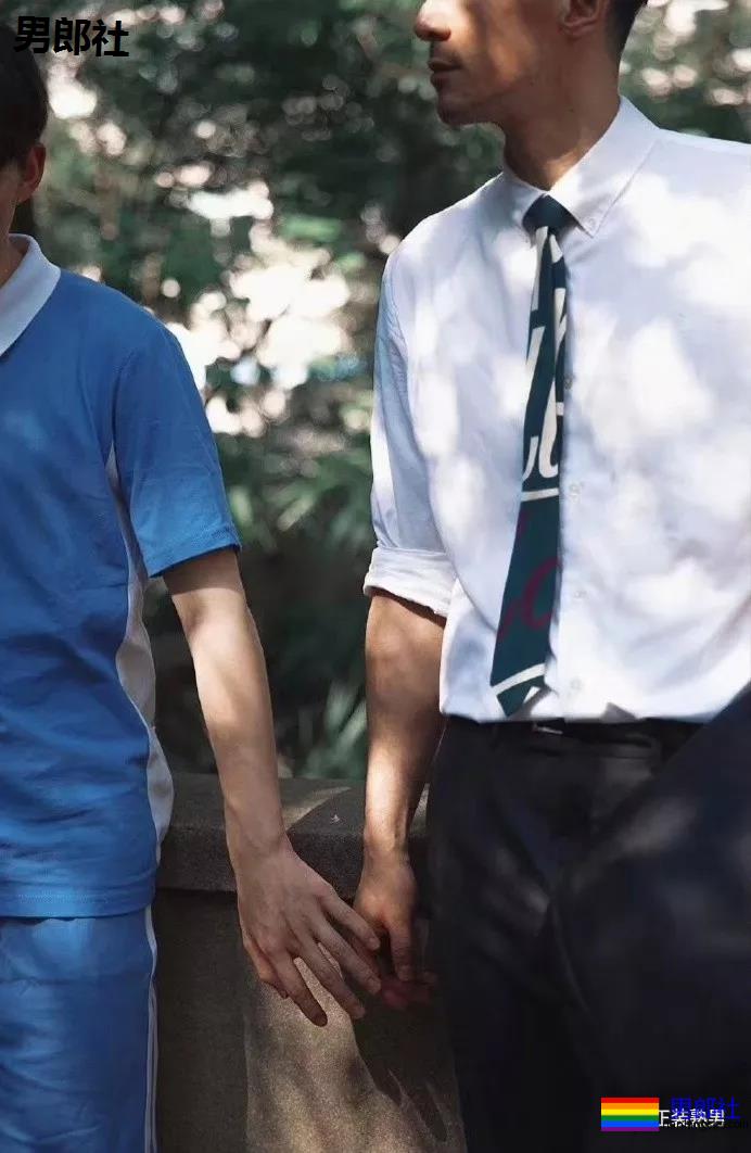 正装西裤老师居然这样,把西装脱掉河边戏水! - 51虹马 正装西裤老师居然这样,把西装脱掉河边戏水! - 51虹马