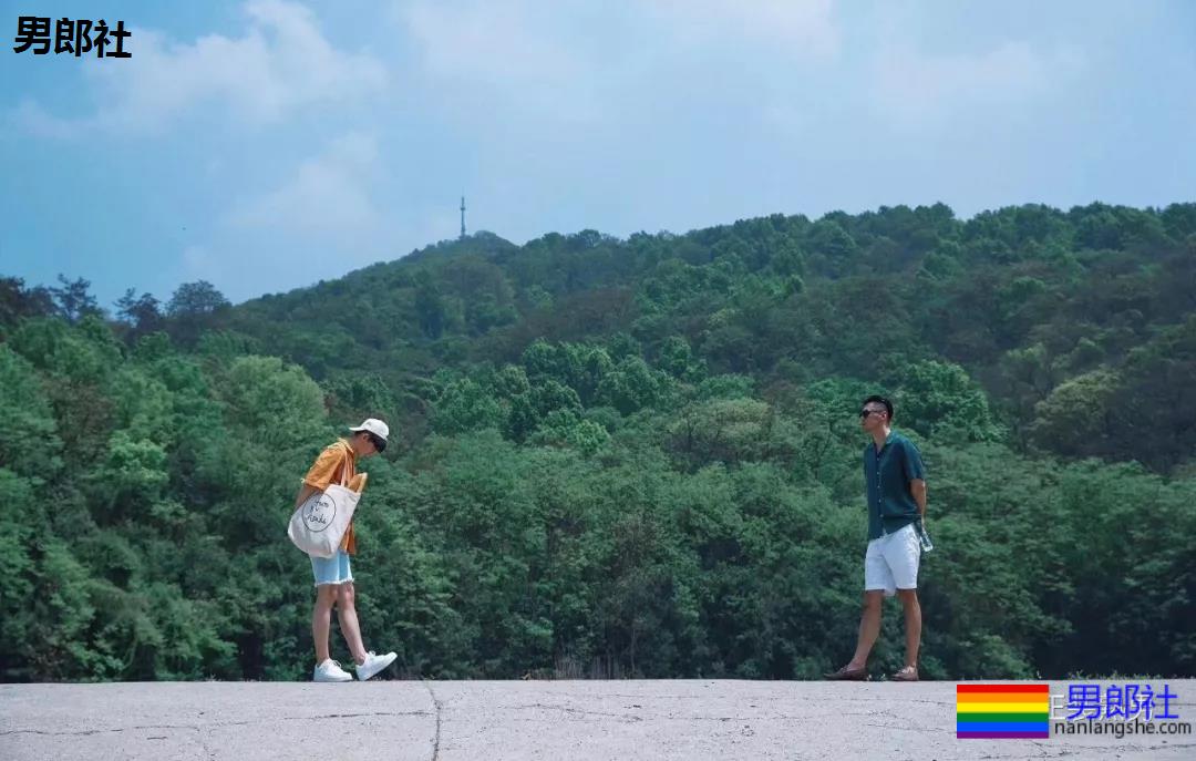 正装西裤老师居然这样,把西装脱掉河边戏水! - 51虹马 正装西裤老师居然这样,把西装脱掉河边戏水! - 51虹马