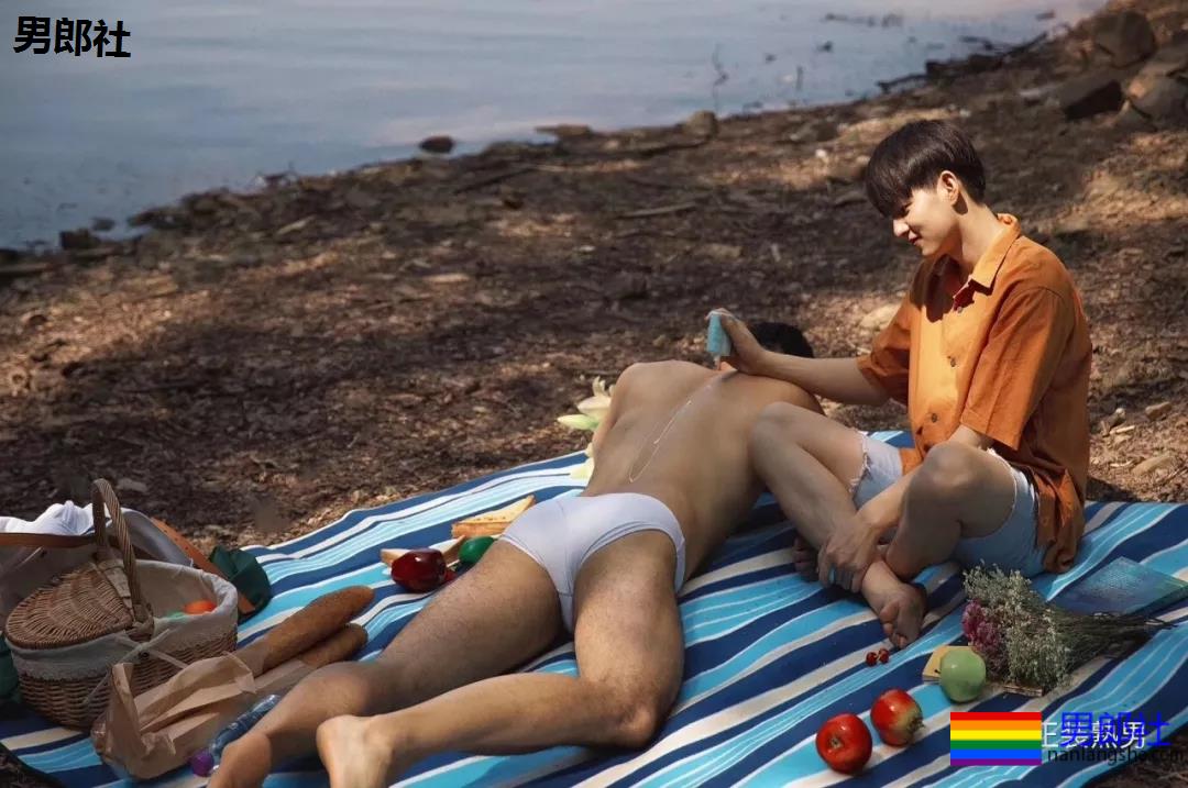 正装西裤老师居然这样,把西装脱掉河边戏水! - 51虹马 正装西裤老师居然这样,把西装脱掉河边戏水! - 51虹马