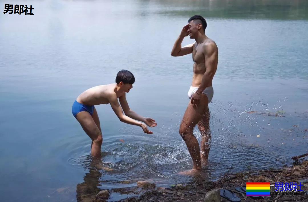 正装西裤老师居然这样,把西装脱掉河边戏水! - 51虹马 正装西裤老师居然这样,把西装脱掉河边戏水! - 51虹马