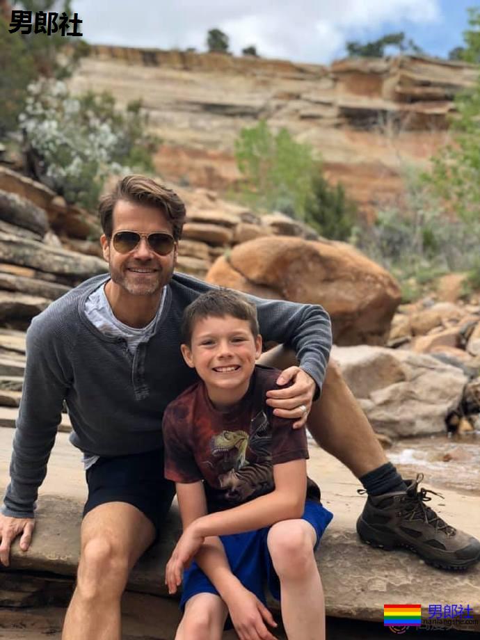 被老师侮辱后，同志家庭的孩子通过电视节目做出回应 - 51虹马