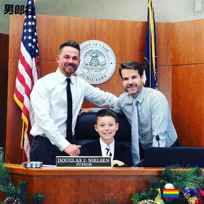 被老师侮辱后，同志家庭的孩子通过电视节目做出回应 - 51虹马