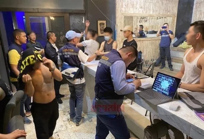 曼谷同志按摩店V CLUB 7被查,肌肉男模被带走 - 51虹马 曼谷同志按摩店V CLUB 7被查,肌肉男模被带走 - 51虹马