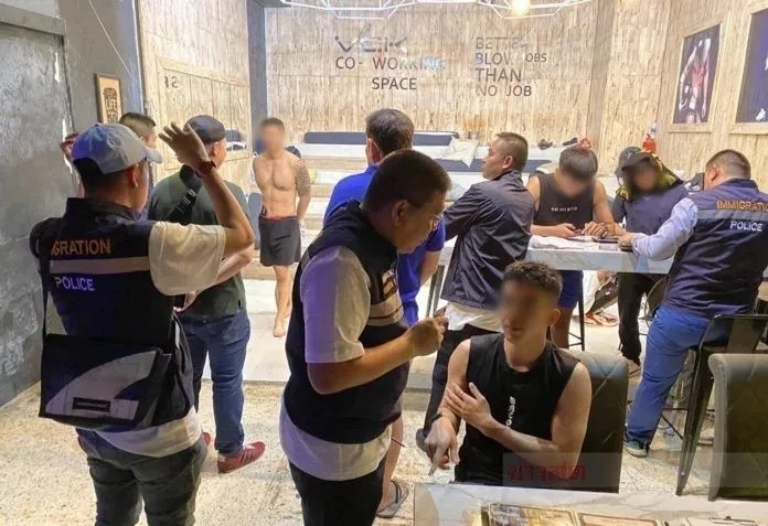 曼谷同志按摩店V CLUB 7被查,肌肉男模被带走 - 51虹马 曼谷同志按摩店V CLUB 7被查,肌肉男模被带走 - 51虹马