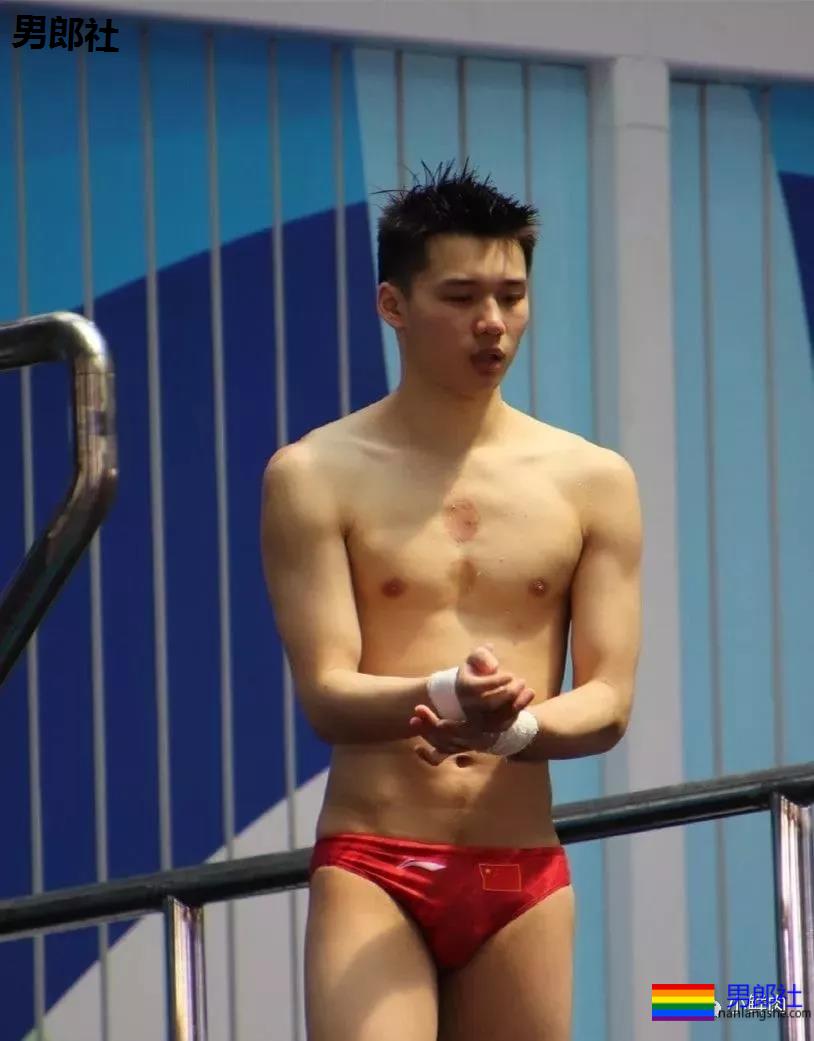 网友私藏陈艾森生图硬照曝光，还是红泳裤好看！ - 51虹马