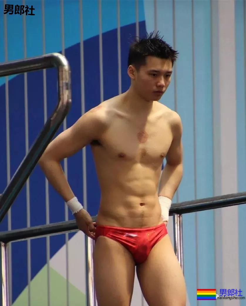 网友私藏陈艾森生图硬照曝光，还是红泳裤好看！ - 51虹马