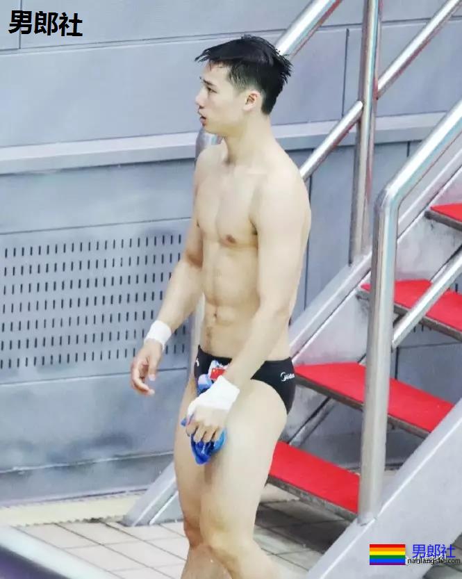 网友私藏陈艾森生图硬照曝光，还是红泳裤好看！ - 51虹马