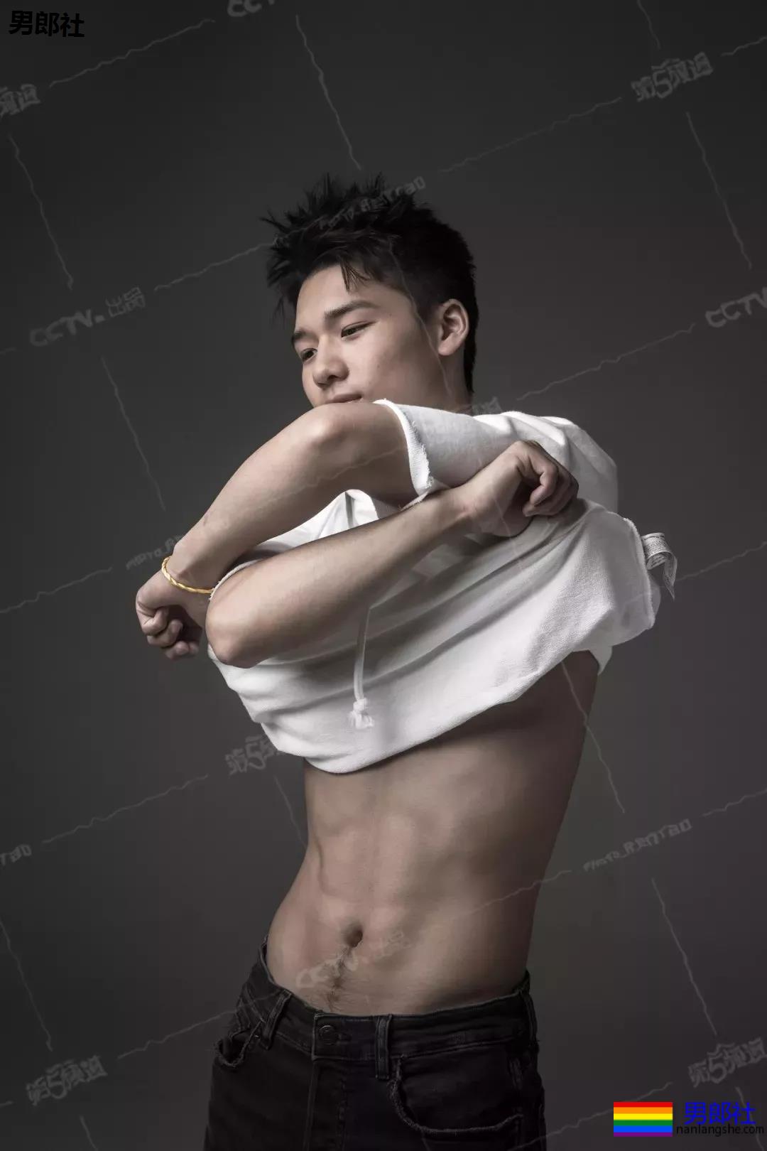 网友私藏陈艾森生图硬照曝光，还是红泳裤好看！ - 51虹马