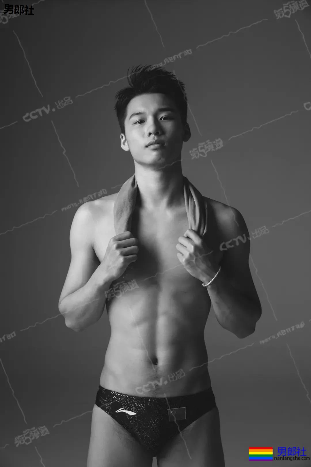 网友私藏陈艾森生图硬照曝光，还是红泳裤好看！ - 51虹马