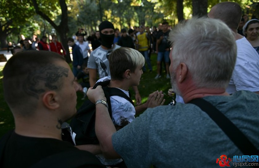 乌克兰同志游行一青少年遭反同份子殴打 - 51虹马