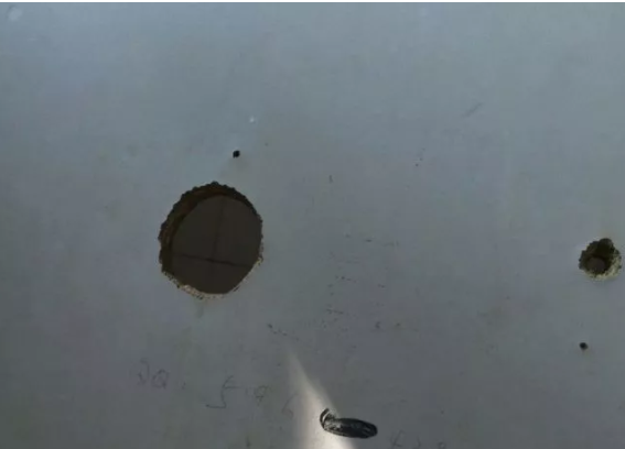 公厕寻找乐趣，男子险些断掉根基？！ - 51虹马