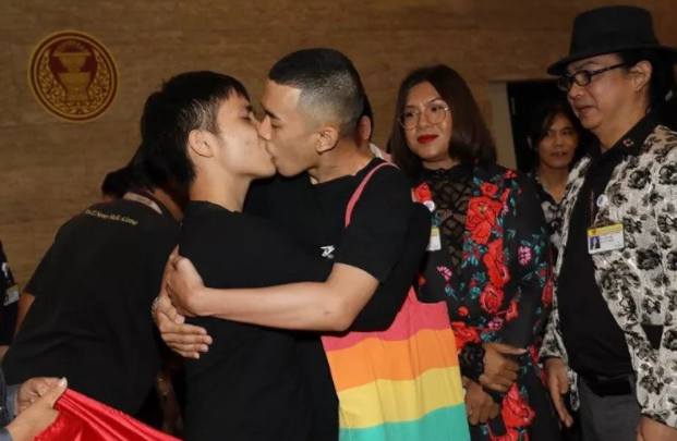 2男国会拥吻 官员道歉、网民掀战火-51虹马