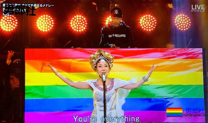MISIA亮相红白歌大赛，全场飘扬彩虹旗 - 51虹马